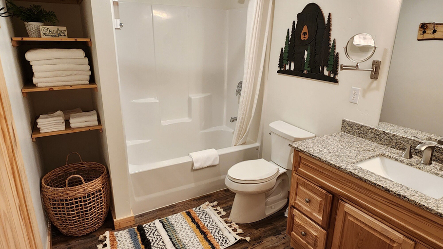 Bathroom 3, Beargrass Lodging and RV Resort, Flathead