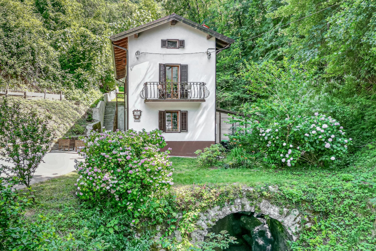 House By The Stream, Kanal