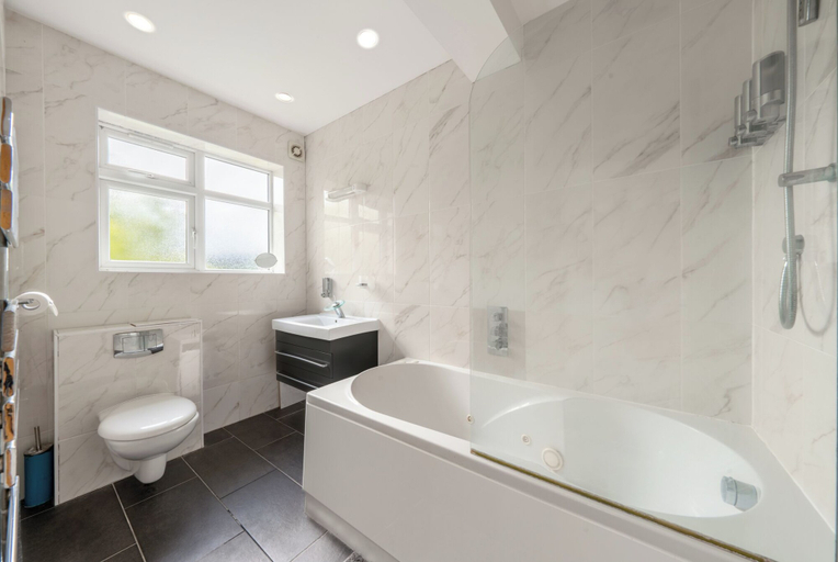 Bathroom 3, House - Sleeps 10 - Garden - Parking, London