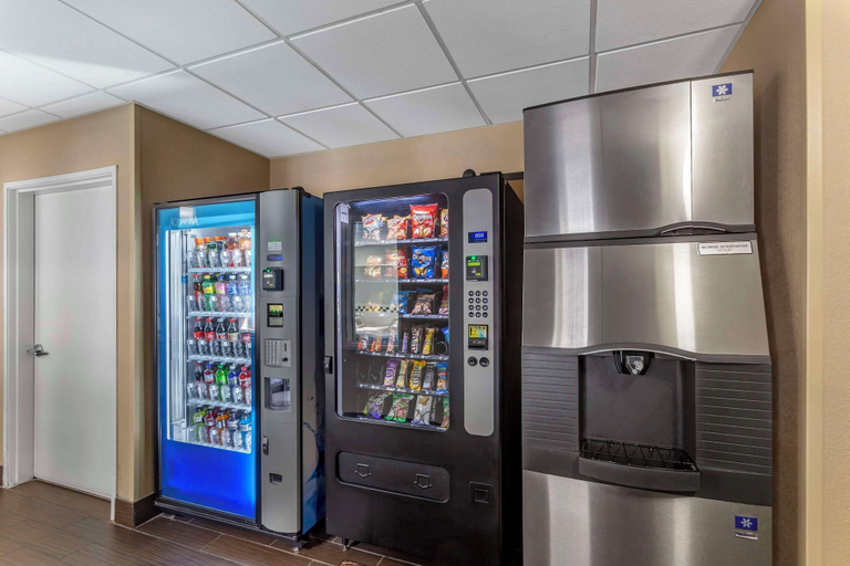 Food & Drinks 5, Comfort Inn Gurnee near Six Flags, Lake
