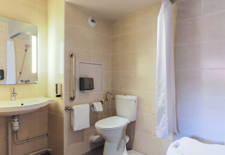 Bathroom 3, B&B HOTEL Nancy Frouard (1), Meurthe-et-Moselle