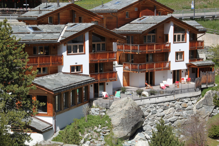 Exterior & Views