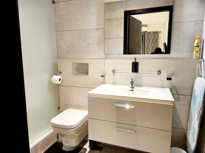 Bathroom 2, Luxurious & Comfy Gem-5 Star Location-pools, Gym!, Accra
