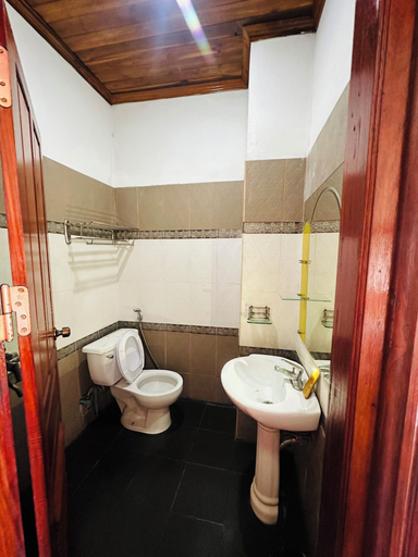 Bathroom 4, Kingkham Riverside Hotel, Luang Prabang