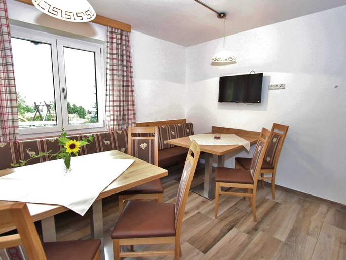 Others 4, Large Apartment in Sankt Johann im Pongau near Ski Area, Sankt Johann im Pongau