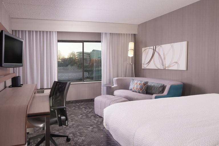 Bedroom 5, Courtyard Greenville-Spartanburg by Marriott, Greenville