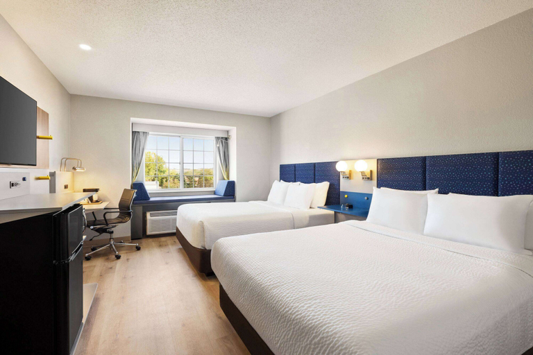 Bedroom 4, Microtel Inn & Suites by Wyndham New Ulm, Brown