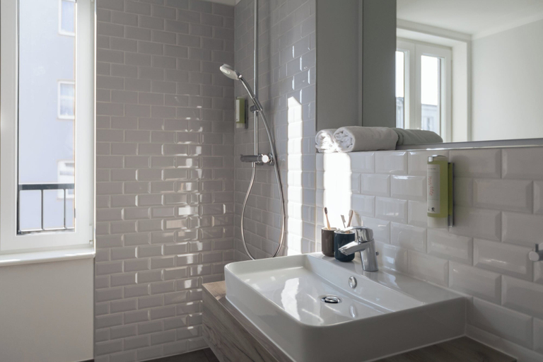 Bathroom 5, Garner Hotel Berlin - Wilmersdorf by IHG, Berlin