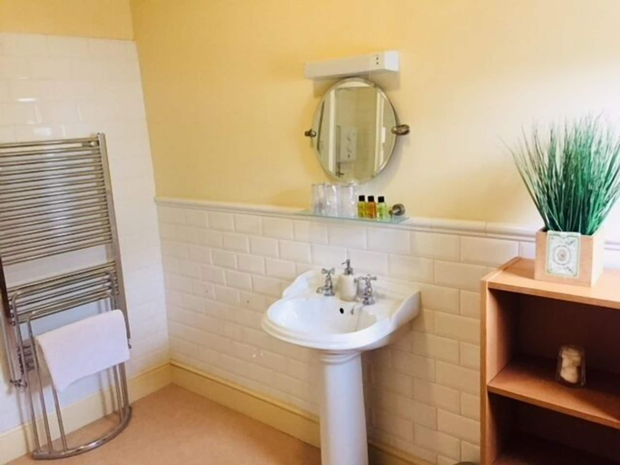 Bathroom 4, Salisbury Guest House, Cumbria