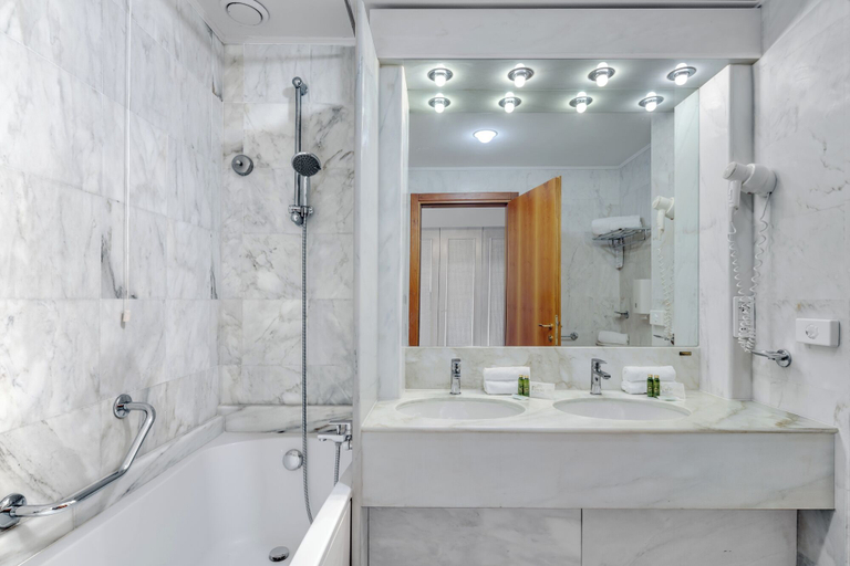 Bathroom 5, Poiano Garda Resort Hotel, Verona