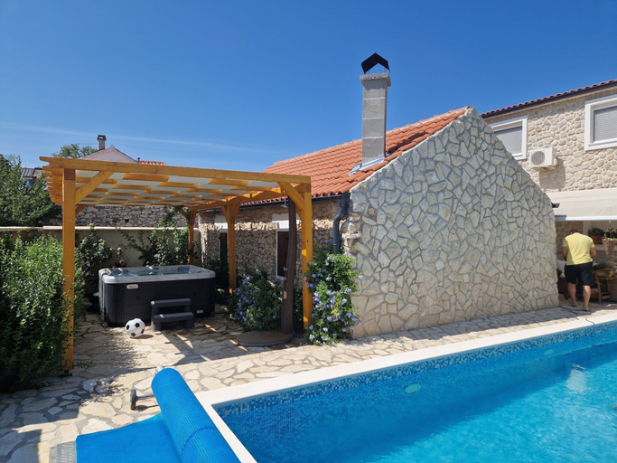 Pool 4, Home With Swimming Pool & Outdoor Kitchen, Nin