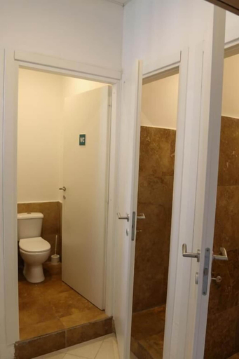 Bathroom 5, Follow the Sun Boutique Hostel - Pool, Breakfast & Sea Views, St Julian's