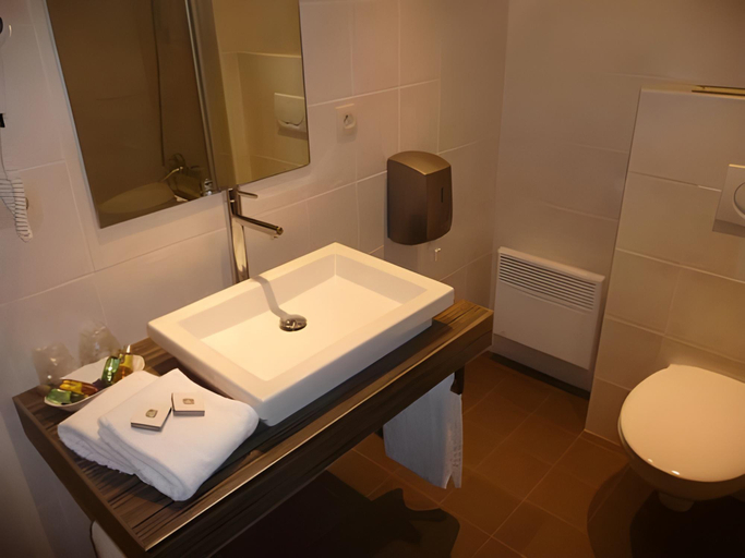 Bathroom 13