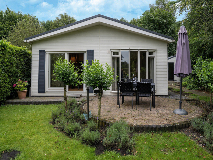 Outdoor dining, Holiday Home in Overijssel Near Cap Fun Park, Hardenberg