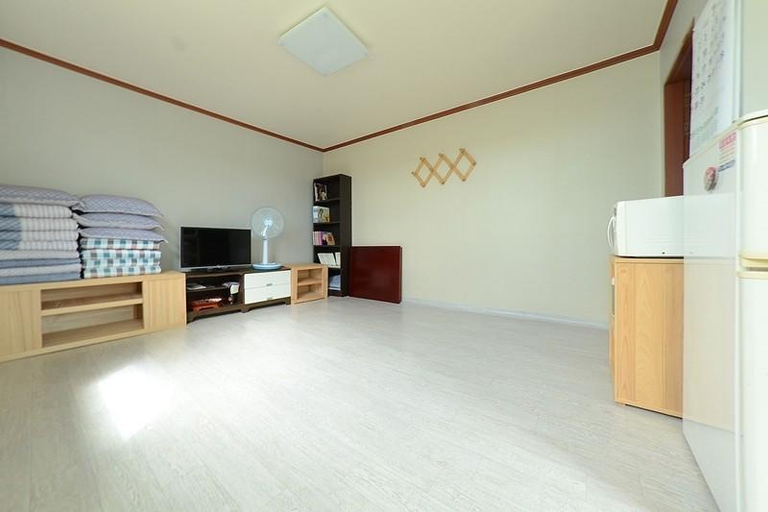 Bedroom 2, Daebudo (Yeongheungdo) Rural Marubang Pension, Ongjin
