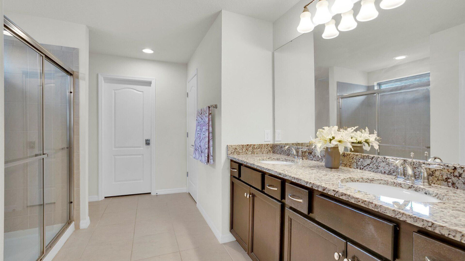 Bathroom 4, 2462 Dubai Street, Osceola