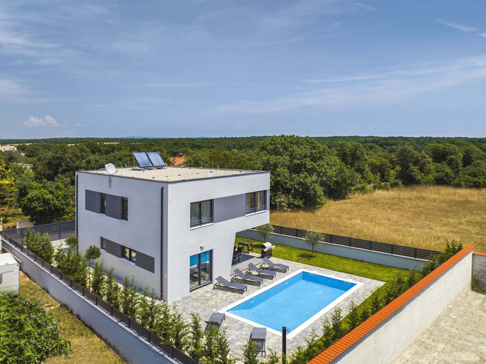Pool 4, Apartment in Croatia Near Scenic Coastline, Ližnjan