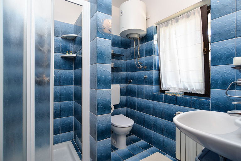 Bathroom 3, Apartment 1085, Pula