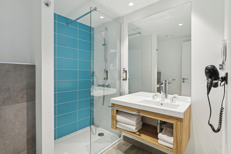 Bathroom 5, Hotel Akena Nantes Reze Aeroport, Loire-Atlantique