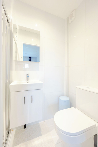 Bathroom 3, Wavertree Hotel, London
