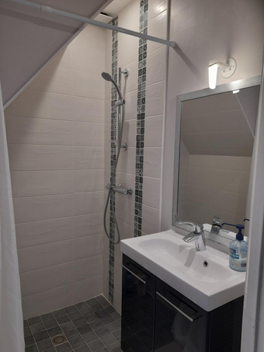Bathroom 3, Chez Tinou, Manche