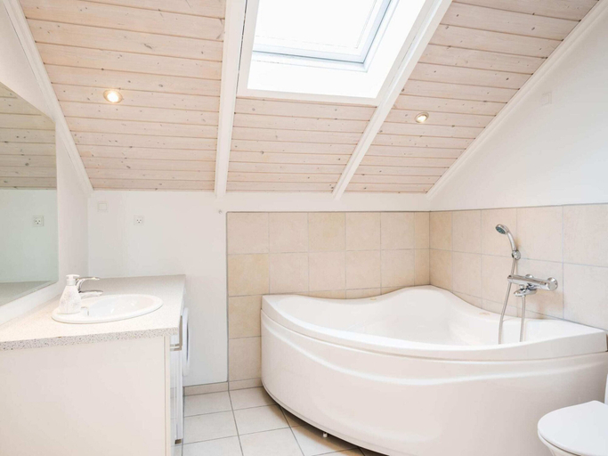 Bathroom 3, 6 Person Holiday Home on a Holiday Park in Hemmet, Ringkøbing-Skjern
