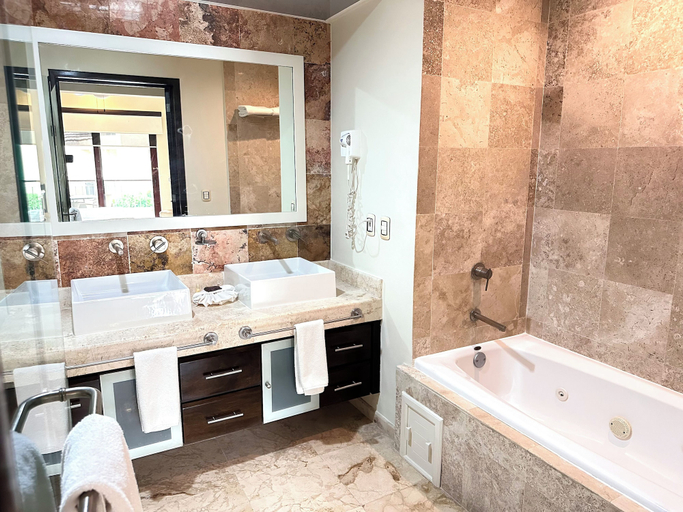 Bathroom 4, Bright ocean view 2 bedrooms condo second floor at EL FARO by DPM, Cozumel