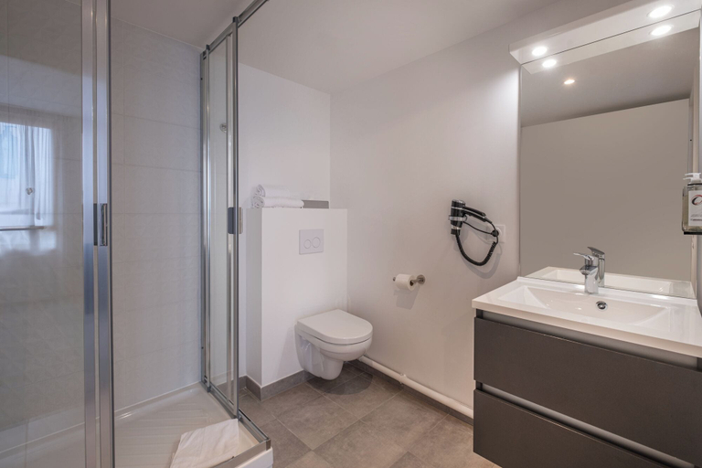 Bathroom 4, Aparthotel Adagio Access Paris Sud Villejuif, Val-de-Marne