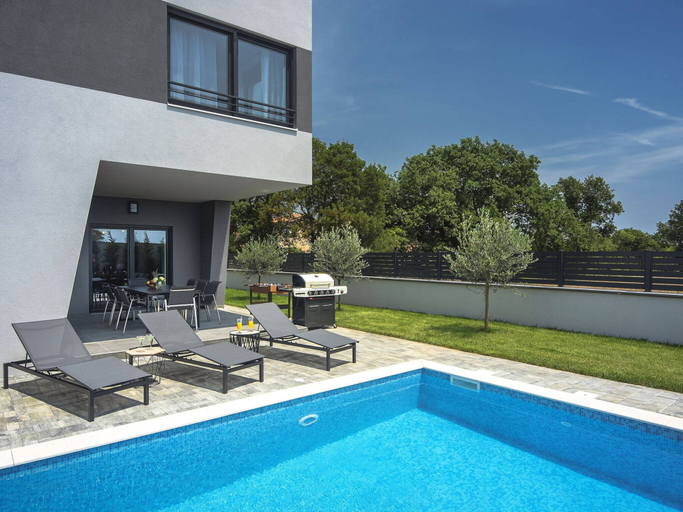 Pool 2, Apartment in Croatia Near Scenic Coastline, Ližnjan