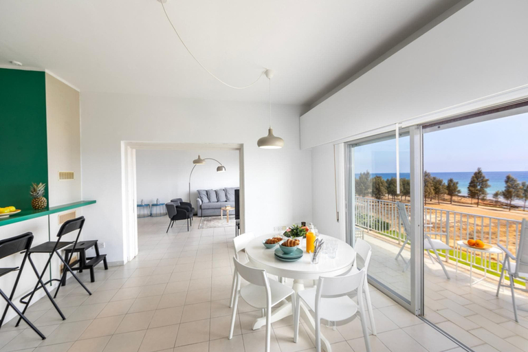 Room 2, Protaras Beachfront H2O Suite