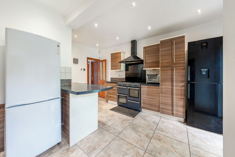 Others 4, House - Sleeps 10 - Garden - Parking, London