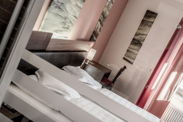 Bedroom 3, Josl Mountain Lounging Hotel, Imst
