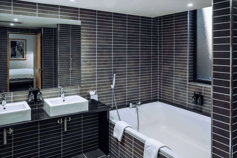 Bathroom 5, pentahotel Reading, Reading
