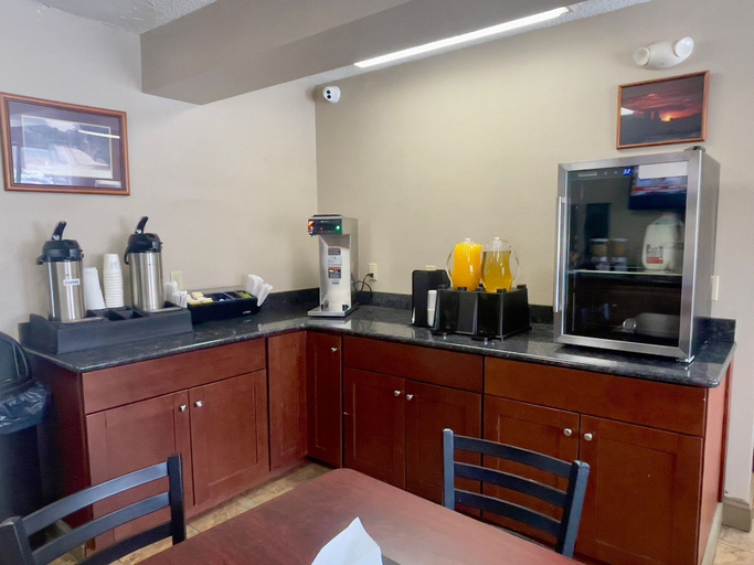 Food & Drinks 5, Super 8 by Wyndham Ithaca, Tompkins