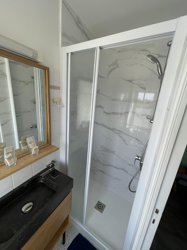 Bathroom 5, Treas Glaz, Finistère
