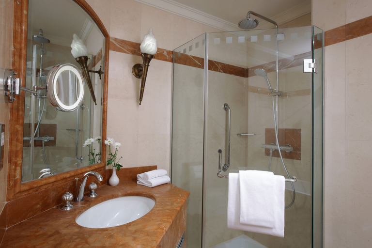 Bathroom 4, Metropolitan Palace, El Metn