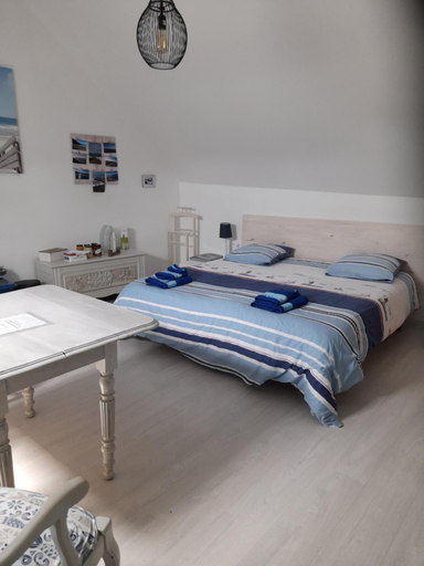 Bedroom 2, Chez Tinou, Manche