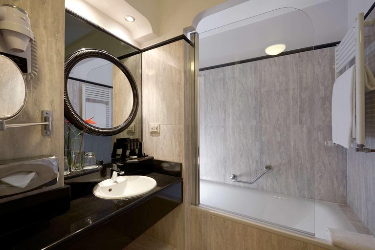Bathroom 4, Melia Vendome, Paris