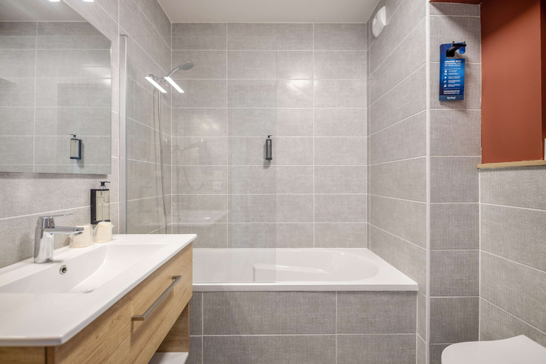 Bathroom 4, Kyriad Bordeaux Nord Sainte Eulalie, Gironde