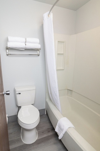 Bathroom 4, Garner Hotel Missoula Southwest by IHG, Missoula