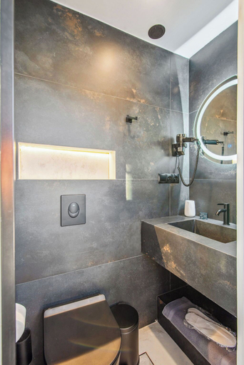 Bathroom 5, Mc Queen Apartments, Attica