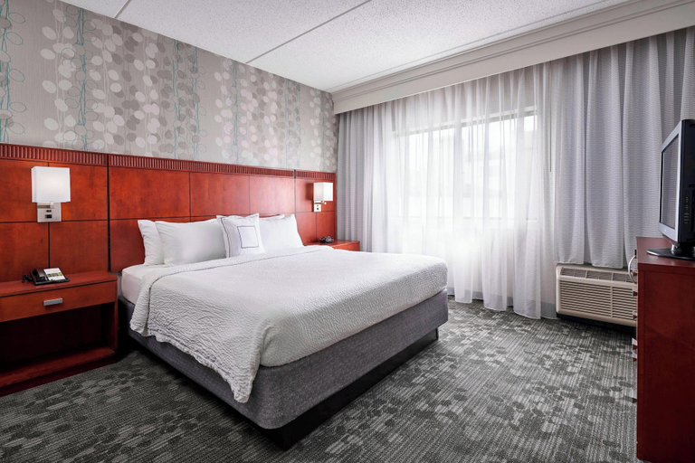 Bedroom 2, Courtyard by Marriott Baltimore BWI Airport, Anne Arundel