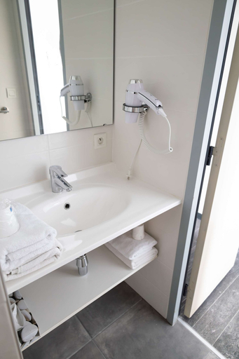 Bathroom 4, Brit Hotel Confort Saint-Lô, Manche