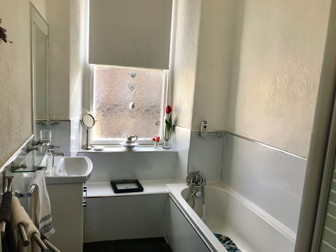 Bathroom 3, Stunning 3-bed Apartment in Edinburgh, Edinburgh
