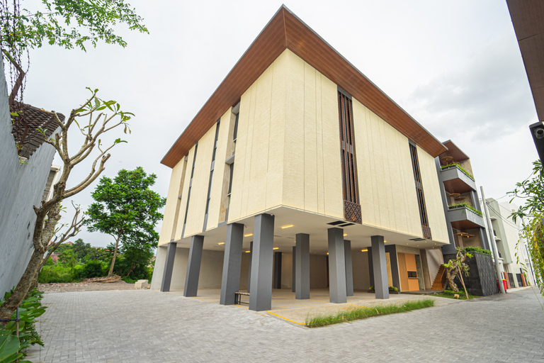 Exterior & Views