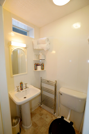 Bathroom 4, Bryn Woodlands House, Conwy