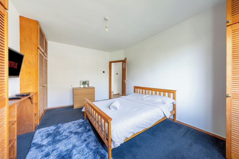Bedroom 2, House - Sleeps 10 - Garden - Parking, London