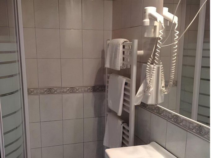 Bathroom 10