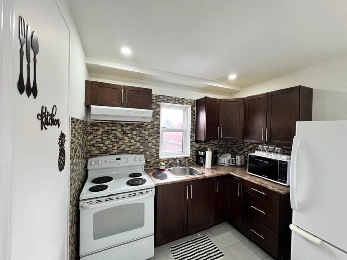 Others 5, #1 Convvy-nient Residence!, Toronto