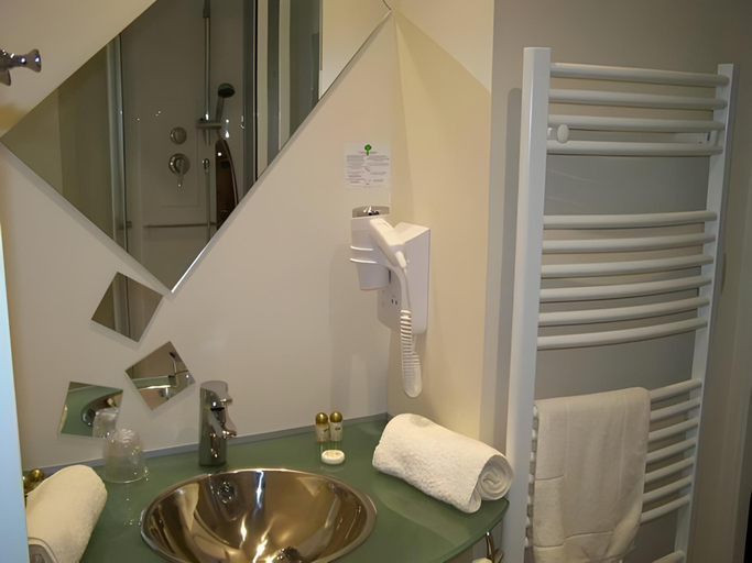 Bathroom 9